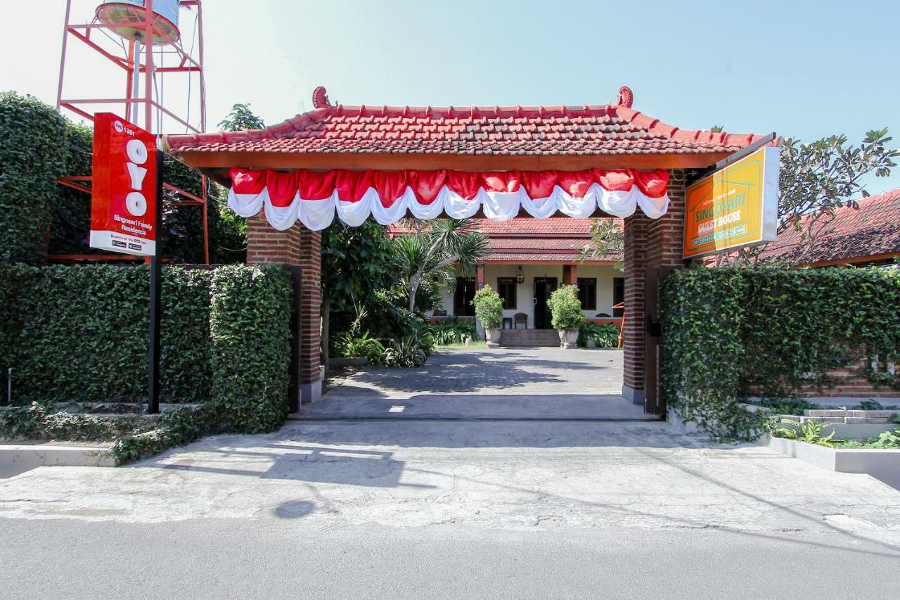 Oyo 1361 Singosari Family Residence バニュワンギ エクステリア 写真